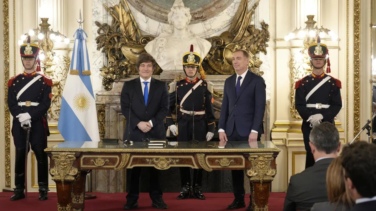 Milei le toma juramento a Santilli: fuerte presencia de gobernadores, dirigentes del PRO y la asistencia de Adorni