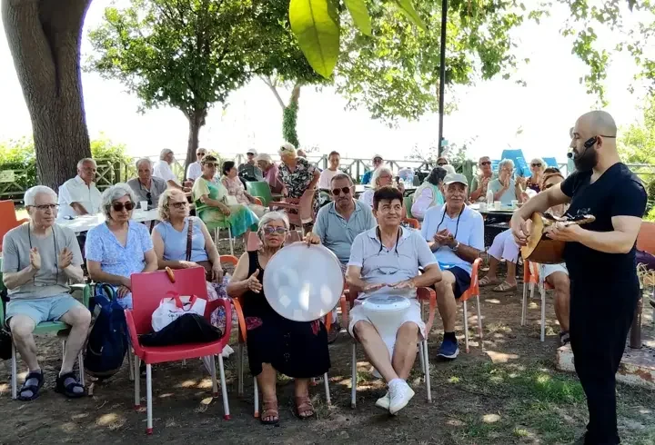 Muratpaşa'da yaşlılar türkülerle buluşuyor