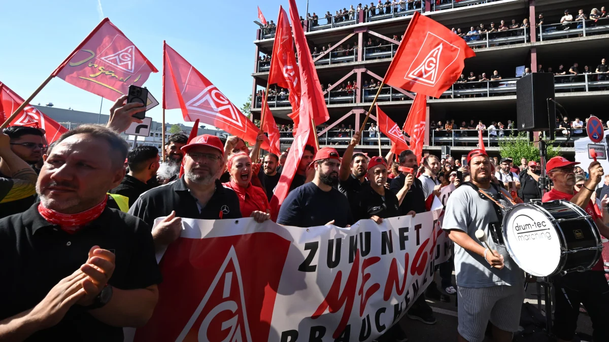 Proteste gegen Sparprogramm: Die Wut der Mercedes-Werker: „Ola raus!“