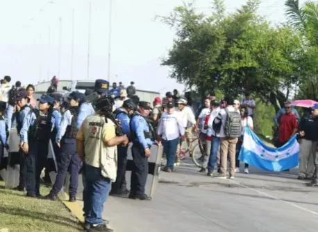 Desalojo en comunidad garífuna de Honduras deja cinco detenidos durante operativo policial