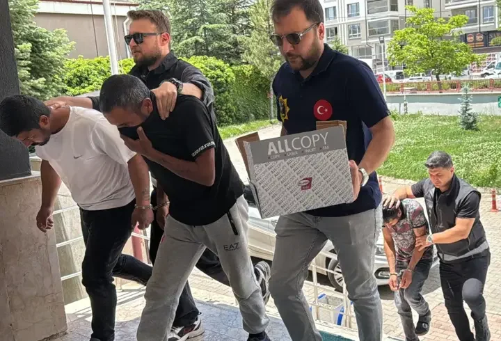 Otomobilin vites körüğünde uyuşturucu sevkiyatı; 2 tutuklama