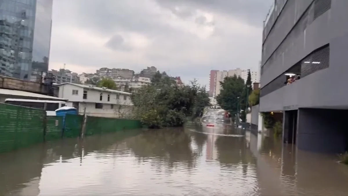 Intensas Lluvias con granizo provocan nuevamente inundaciones y calles cerradas en Interlomas, Huixquilucan