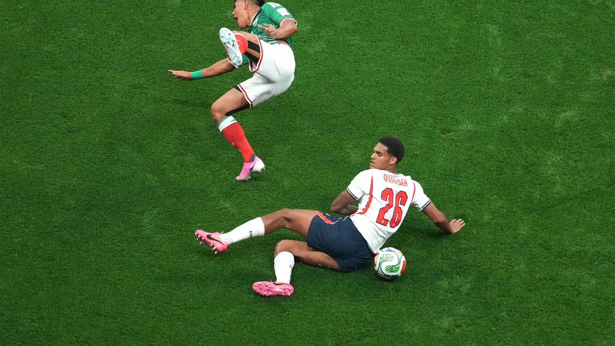 El inglés Quansah, sancionado con dos partidos por su roja contra México