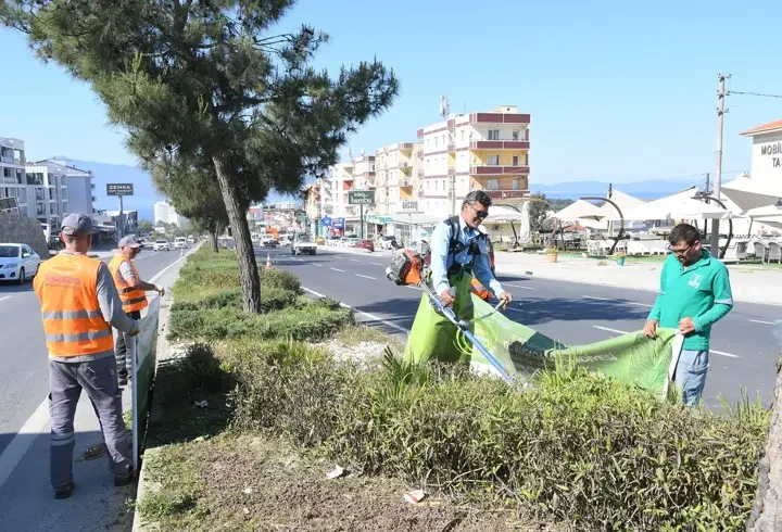Kuşadası’nda bayram öncesi refüjler bakıma alındı