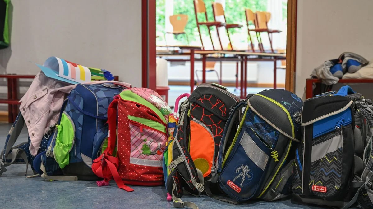 Bildungsbericht: Schulkinder werden weniger und fallen zu oft durchs Raster