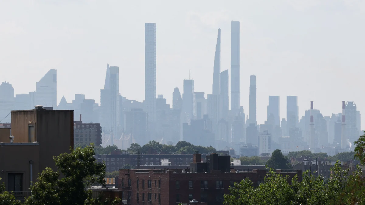 El humo de incendios forestales vuelve a Nueva York y reactiva las alertas de salud pública tras el pico histórico de 2023
