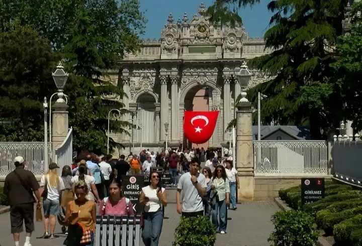 19 Mayıs'ta Dolmabahçe Sarayı'na gelen ziyaretçiler tarihi atmosferi yerinde gördü