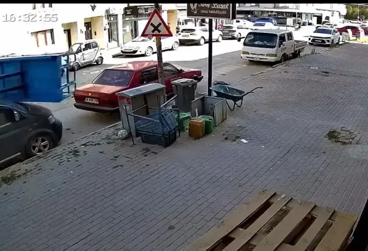 Eşya taşıma asansörünün minibüsün üzerine devrildiği anlar kamerada