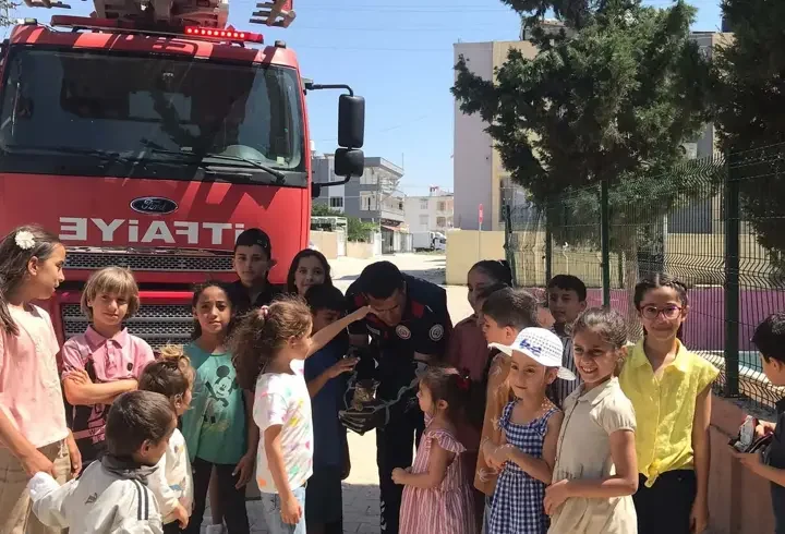 Ağaçta mahsur kalan kediyi itfaiye kurtardı