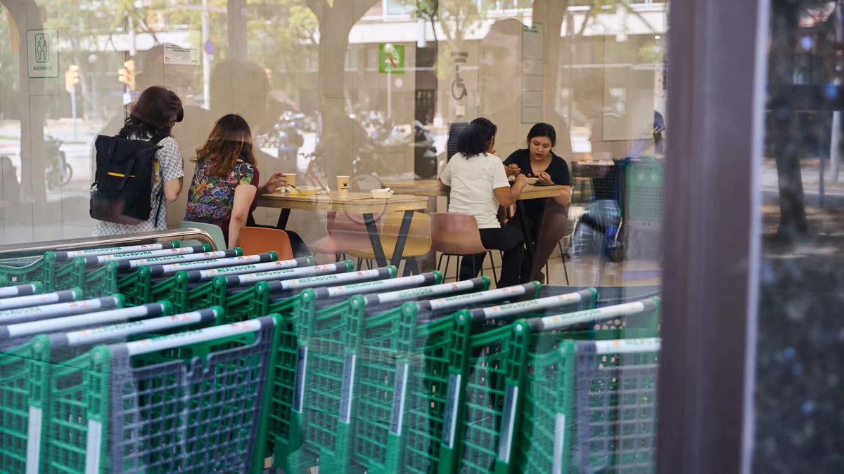 Guerra de los restauradores de Barcelona con Mercadona: el Gremio denuncia por "intrusismo" a 30 de sus mercaurantes