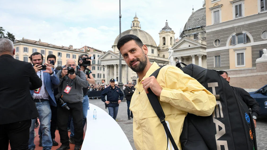 Djokovic infiamma i tifosi, allenamento show a Piazza del Popolo