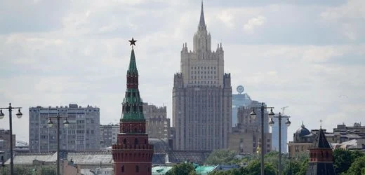 Russland: Moskau meldet Abwehr von 60 Drohnen – Raffinerie brennt