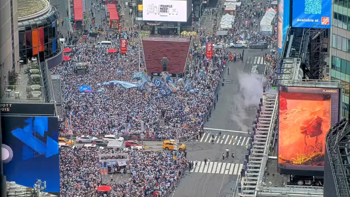 El multitudinario banderazo de los hinchas argentinos en Times Square antes de la final del Mundial