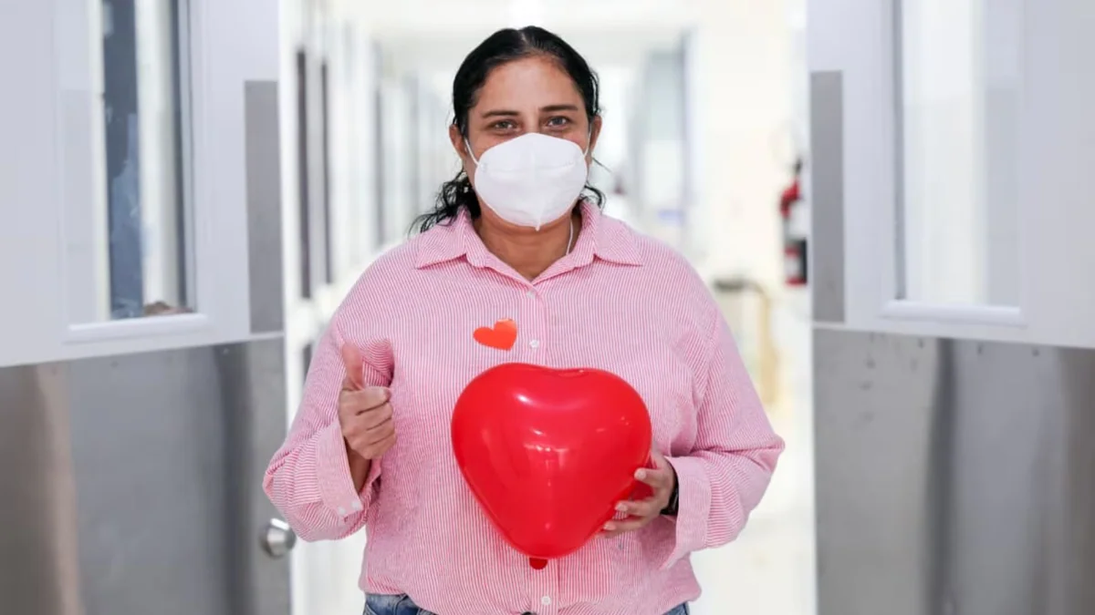 Mujer de 42 años recibe nuevo corazón y deja atrás una enfermedad congénita que amenazaba su vida