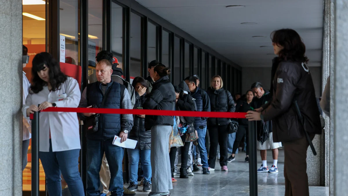 El Ejecutivo de Ayuso deja en fuera de juego a migrantes y estudiantes al exigir estar empadronado para la tarjeta de transportes