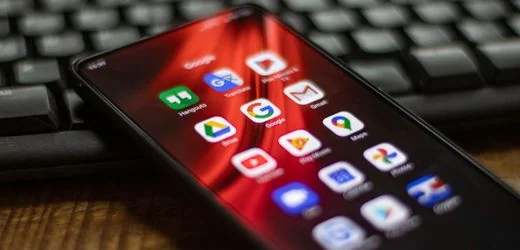 Google muss Android-Handys für KI-Assistenten der Konkurrenz öffnen