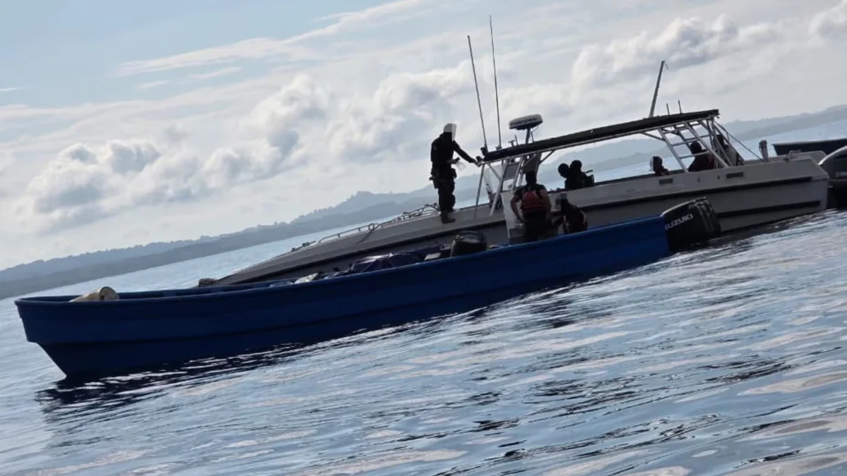 Guardacostas costarricenses interceptan lancha con casi dos toneladas de aparente cocaína frente a Bahía Ballena