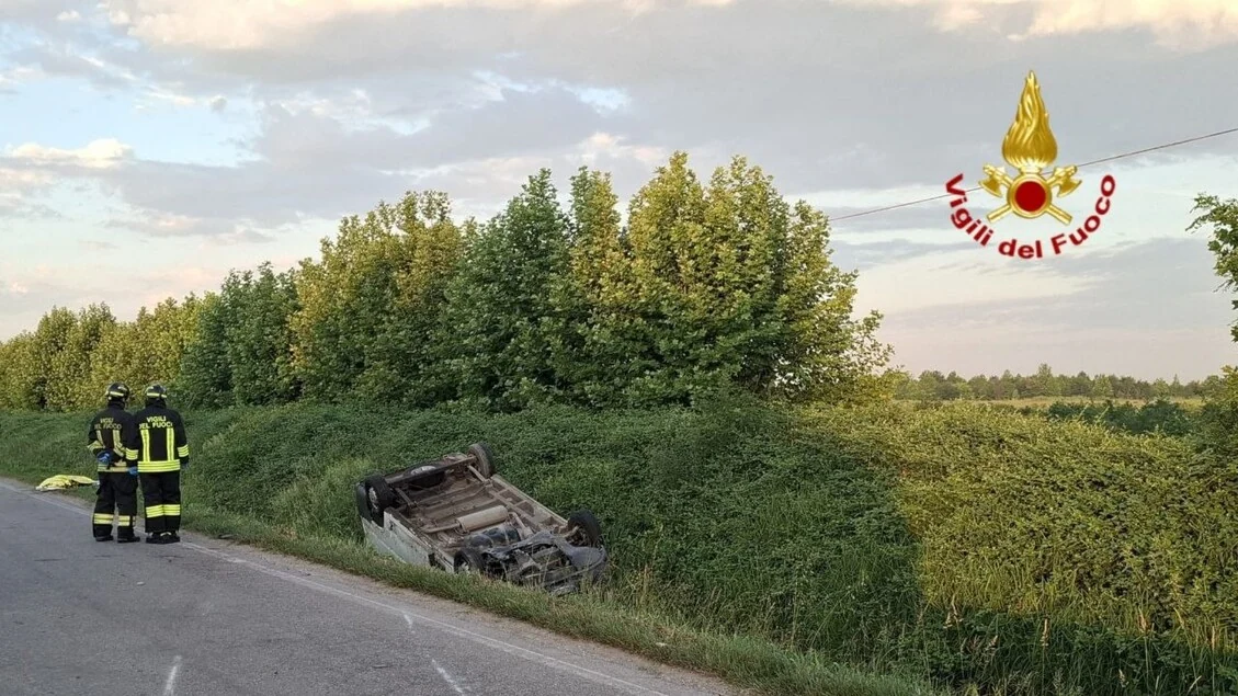 Al lavoro in due su una bici, giovani morti investiti