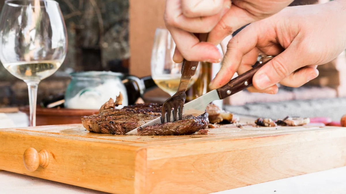 Cómo maridar la carne más allá del vino tinto: “La acidez del blanco refresca las papilas y las burbujas actúan como limpiaparabrisas”