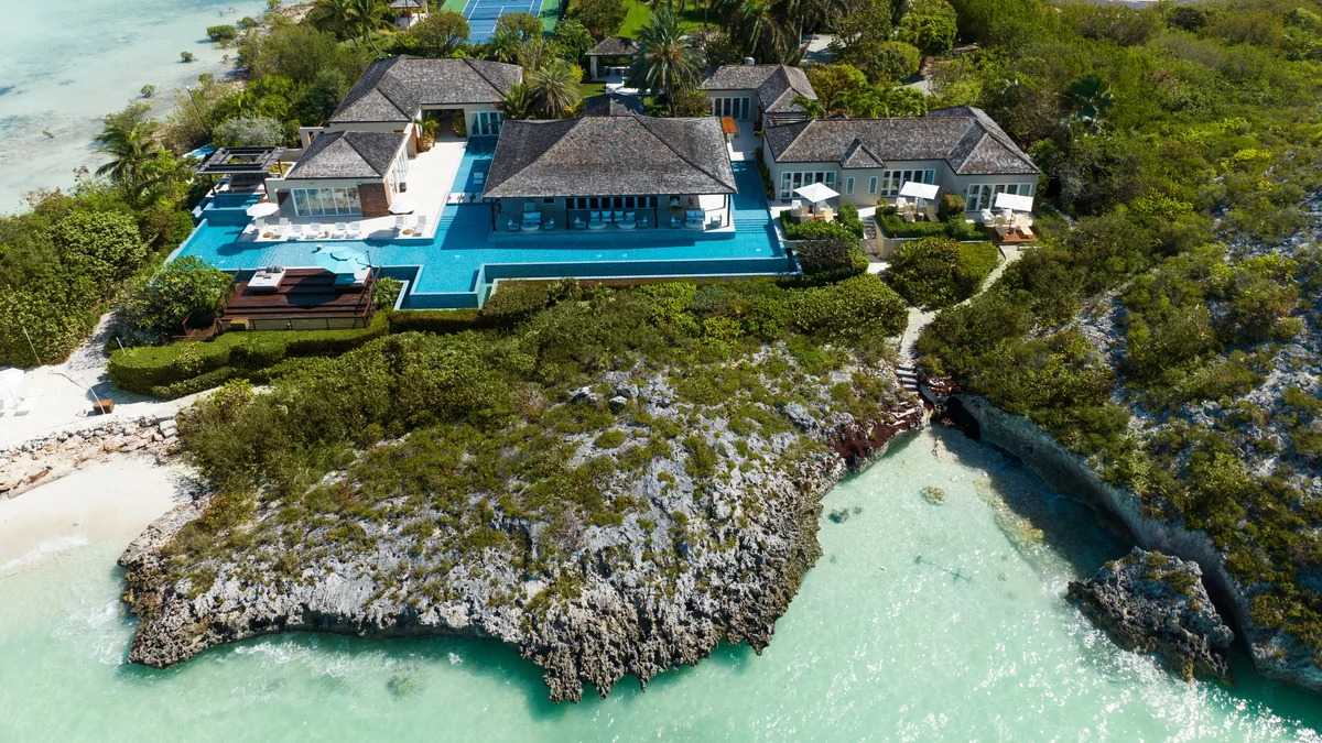 Las tres casas de la semana: atributos de un oasis de privacidad en aguas atlánticas que se vende por 31 millones de euros