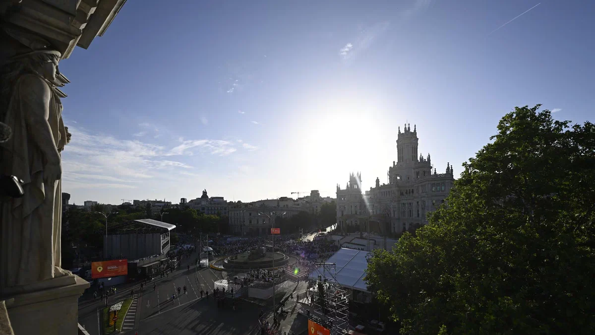 Miles de personas reciben entre aplausos a León XIV en el centro de Madrid: "Solo por el ambiente, hay ganas"