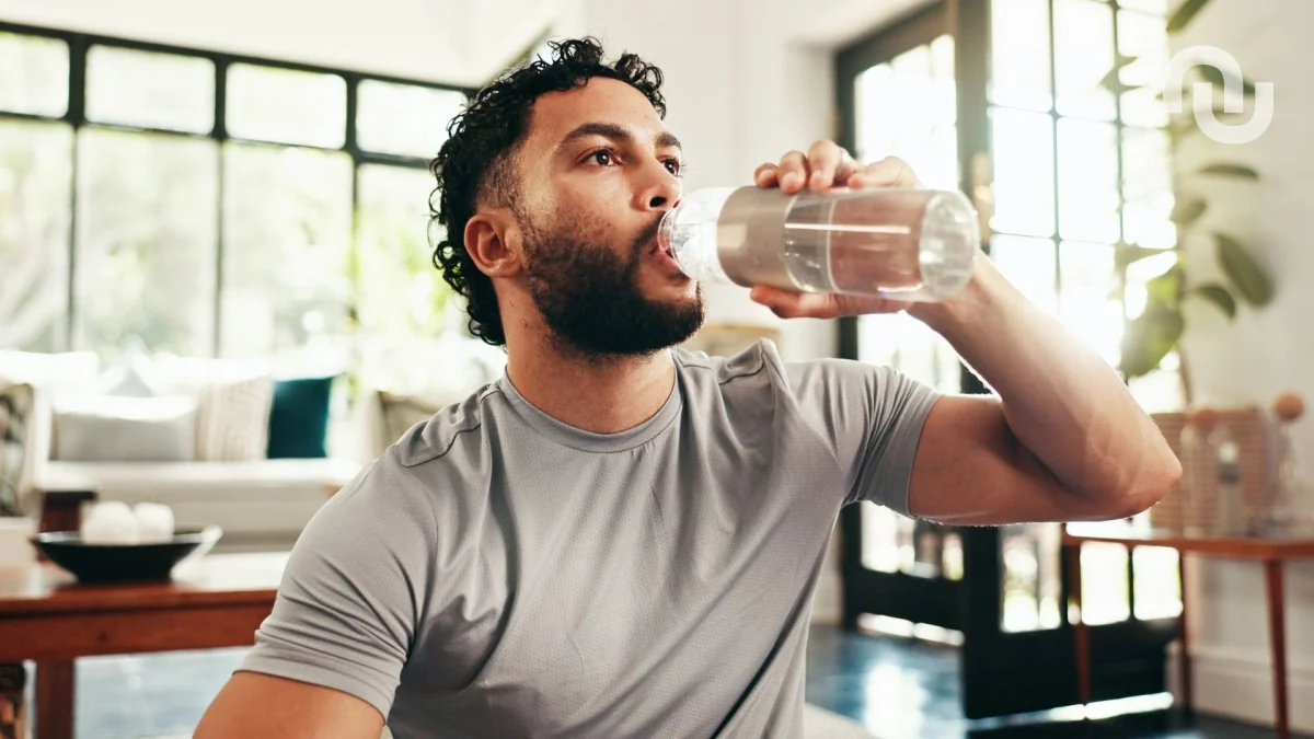 Eeau, jus de fruits, café, alcool : quelles boissons privilégier ou éviter pendant la canicule ?