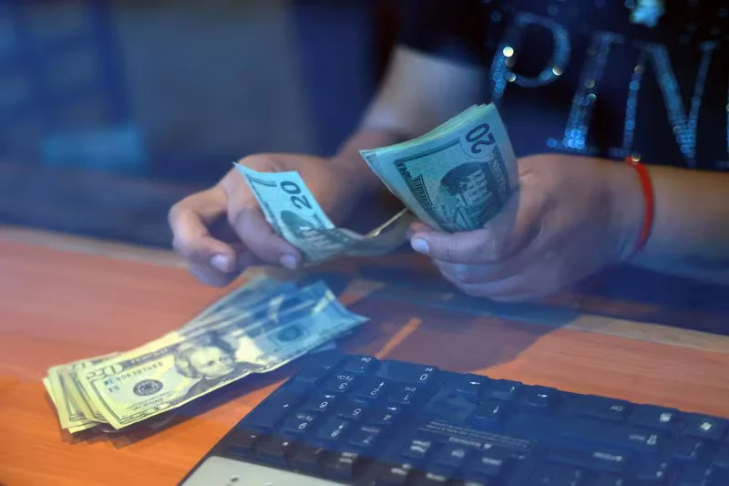Estas son las razones por las cuales el precio del dólar en Colombia continúa cayendo, según analistas