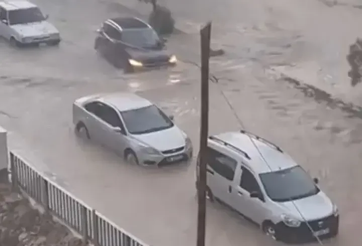Doğu Akdeniz'de sağanak; caddeleri su bastı
