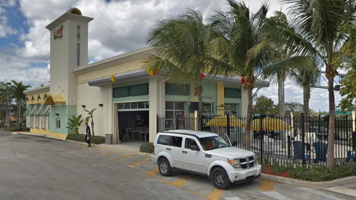 Ratas, malos olores y baños sucios: cerraron temporalmente un restaurante cercano al Hard Rock Stadium