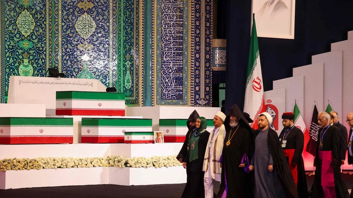 Iran, la salma di Ali Khamenei giunta alla Grande Moschea per i funerali