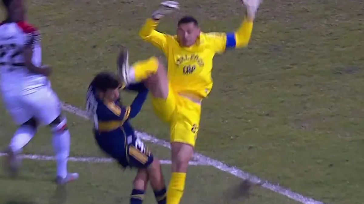 La brutal patada en la cara del arquero de Athletico Paranaense a un juvenil de Boca Juniors: “Totalmente fuera de contexto”