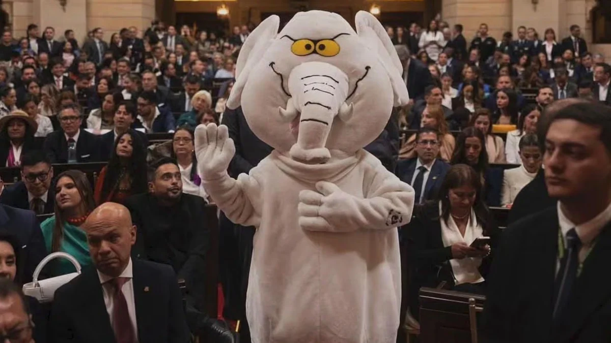 Senador apareció vestido como ‘elefante blanco’ en la instalación del Congreso para denunciar las obras inconclusas: “Hasta que les dé miedo robar”
