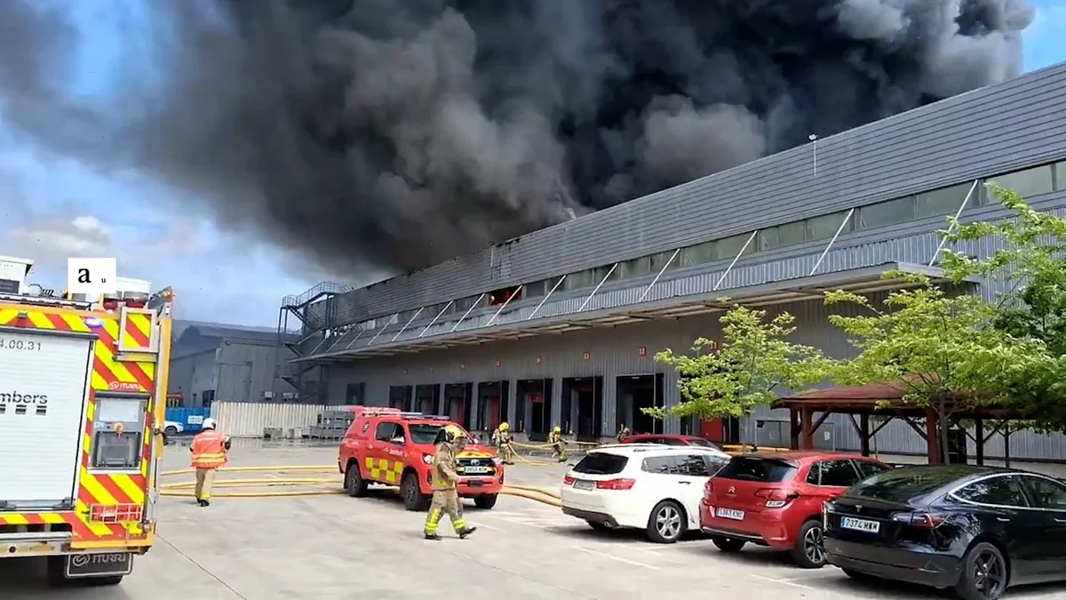 Un incendio de grandes dimensiones quema la nave de Honda en Santa Perpètua, Barcelona