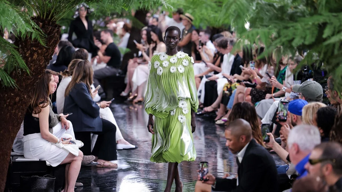 Jonathan Anderson gioca con le pieghe per l'alta moda di Dior / GUARDA LA SFILATA