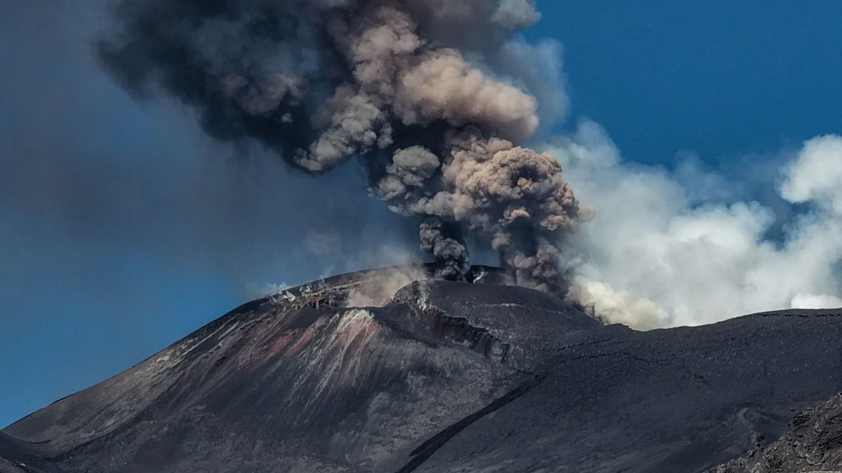 La actividad eruptiva del volcán Etna obliga a cancelar este lunes al menos 130 vuelos y a desviar otros 50