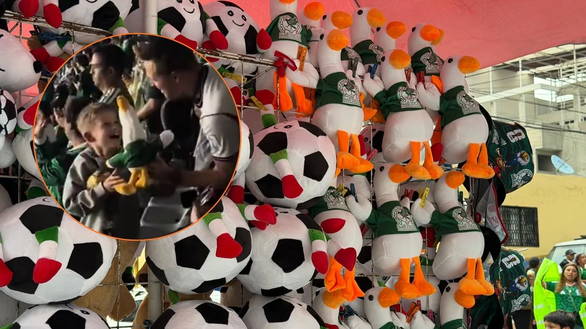 Aficionado mexicano conmueve las redes al regala peluche del Pato Merlín a niño de Inglaterra durante la victoria de su país