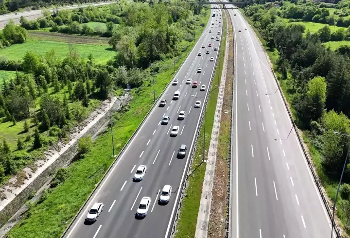 Anadolu Otoyolu'nun Bolu geçişinde trafik yoğunluğu