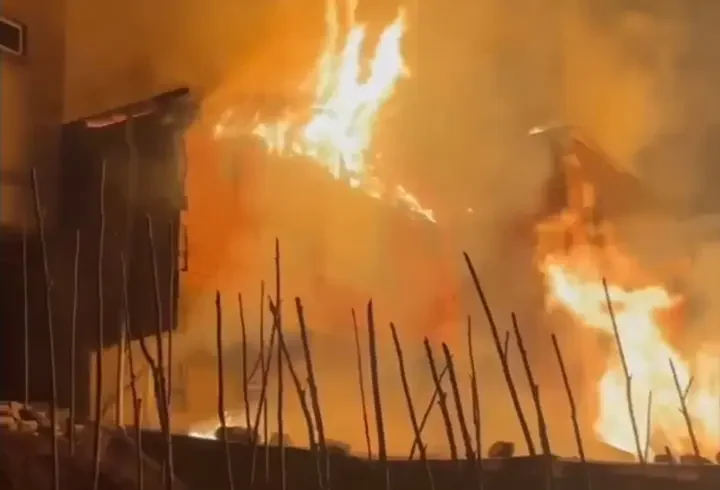 Rize’de bitişik iki ev, yangında kullanılamaz hale geldi