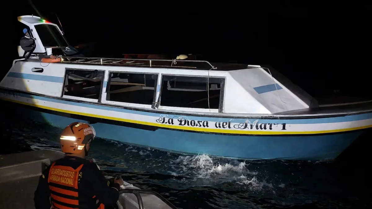 Armada rescató a dos personas que se encontraban en una motonave a la deriva en el Pacífico colombiano: así fue el operativo