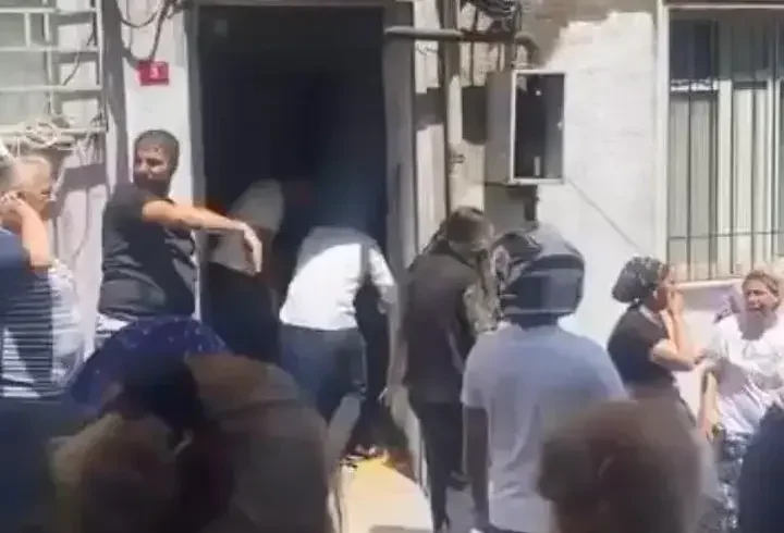 Beyoğlu’nda eski eşinin ilişki yaşadığını öne sürdüğü kişiyi silahla vurdu; yakalandı
