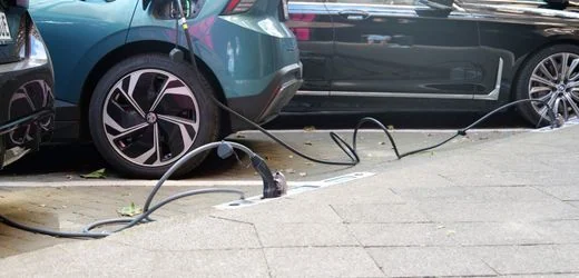 Elektroauto laden: Düsseldorfer Ladebordsteine sollen Alternative zur Wallbox sein