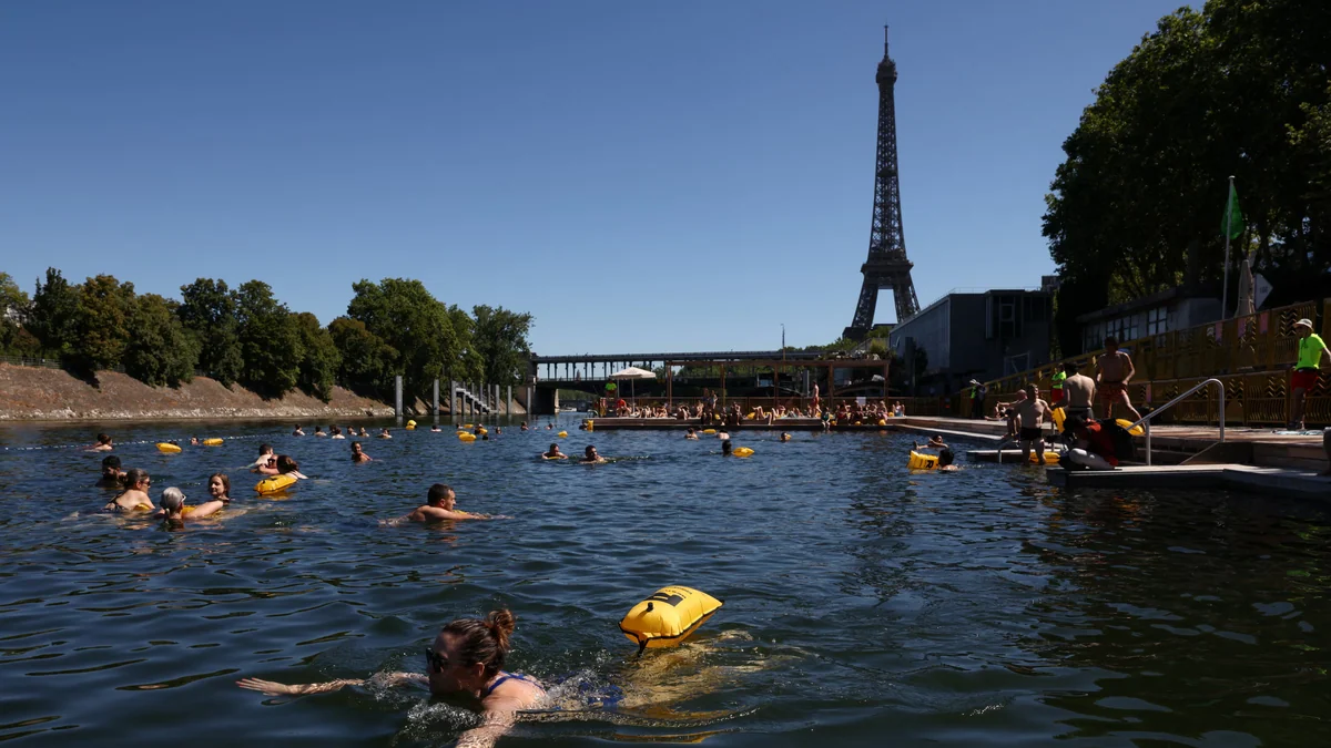 París reabrió las zonas de baño en el río Sena por la ola de calor extremo que azota a Francia y a gran parte de Europa