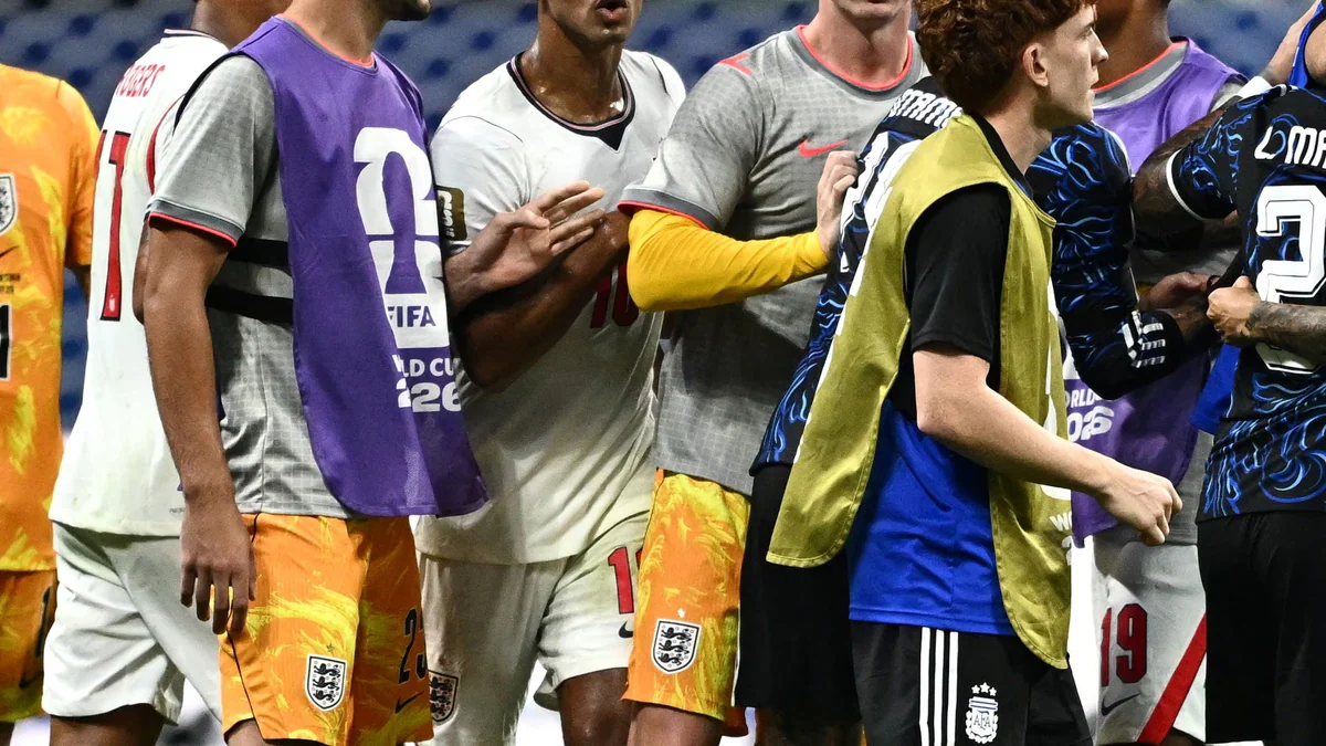 Qué pasó entre Jude Bellingham y Valentín Barco antes del golpe del jugador inglés al terminar la semifinal de Argentina-Inglaterra