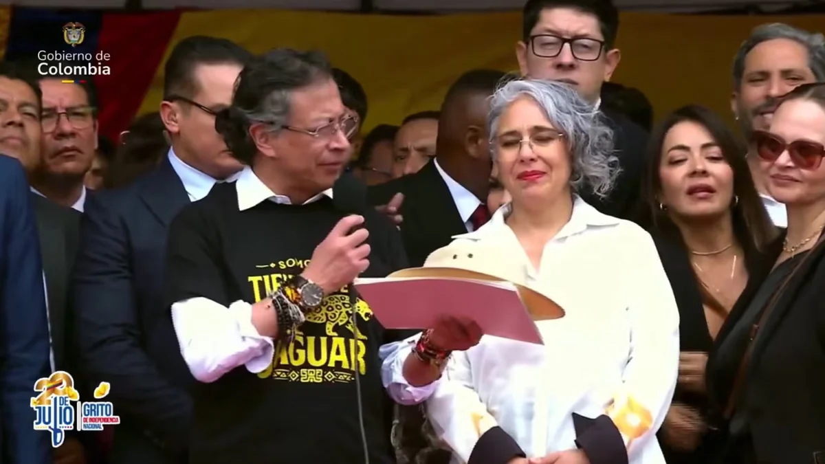 Gustavo Petro entregó el sombrero de Carlos Pizarro a la exsenadora María José Pizarro y dio su versión del crimen del exlíder del M-19: “Lo iban a quemar”
