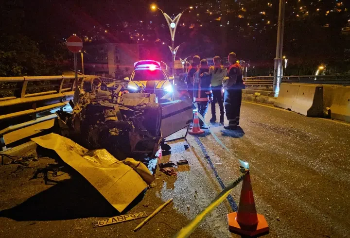 Otomobil, beton bariyere ve otomobile çarpıp takla attı: 1 yaralı