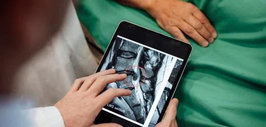 Künstliche Intelligenz in der Medizin: »Die KI, allein eingesetzt, kann lebensgefährlich sein«