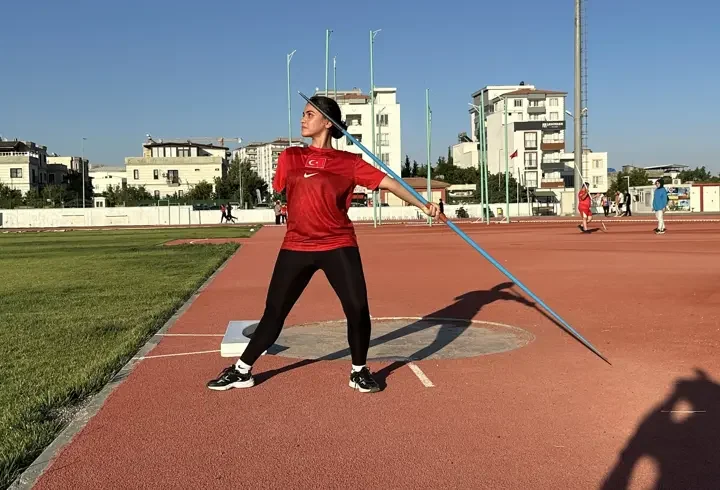 Enkazda ailesini ve kolunu kaybeden Meryem, 3 farklı branşta Türkiye şampiyonu oldu