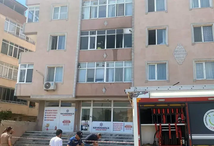 Apartman dairesindeki yangın büyümeden söndürüldü