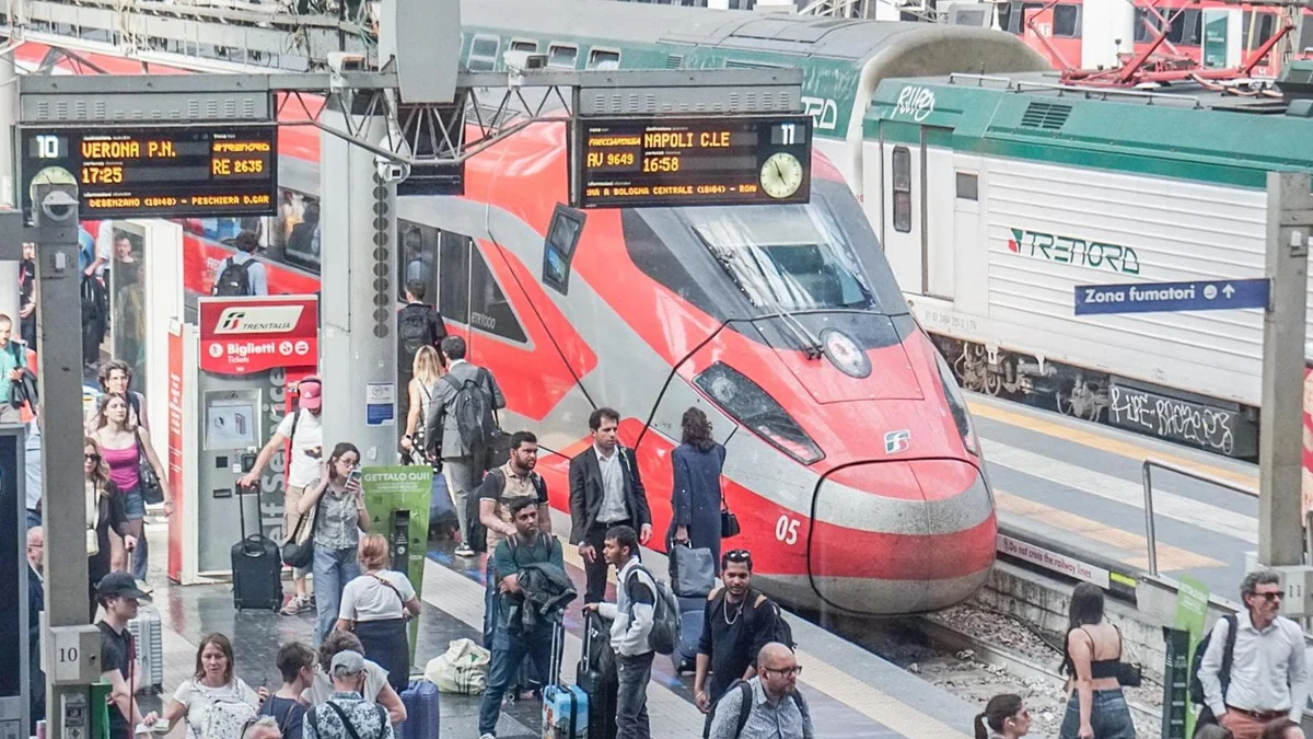 Treno fermo per un guasto, disagi e malori per il caldo: “Temperature fino a 40 gradi”