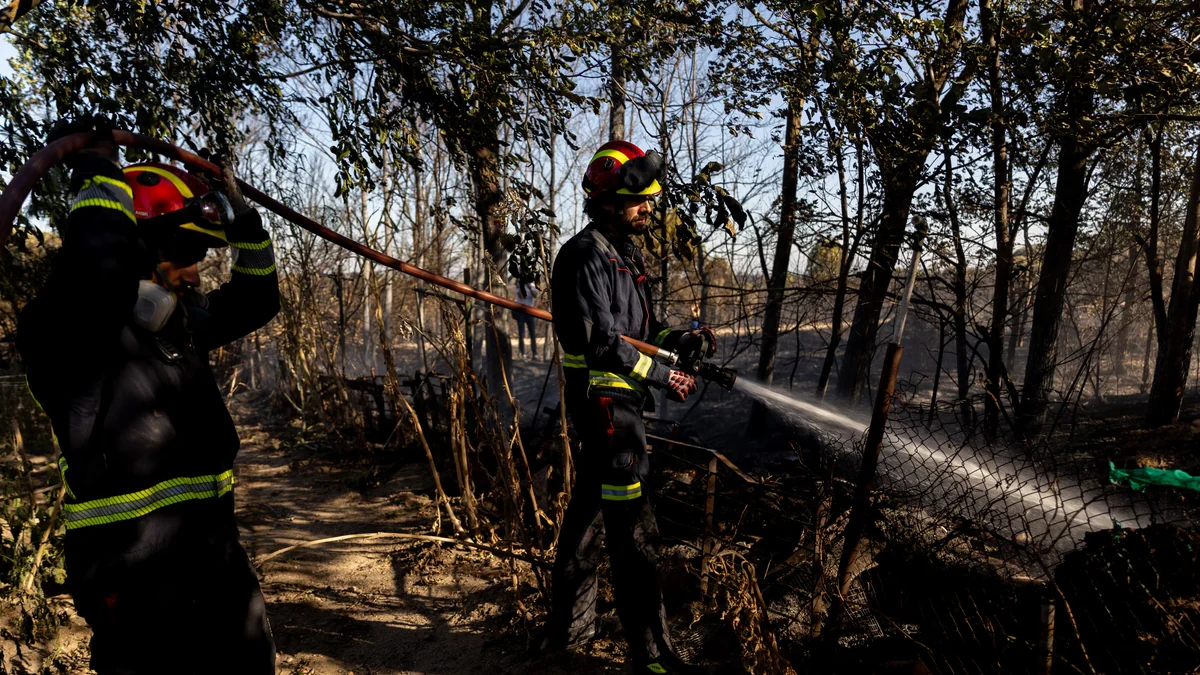 17 bomberos de la Comunidad de Madrid denuncian que la falta de recursos les impide actuar contra los incendios: “No se nos dan los medios para poder desplazarnos”